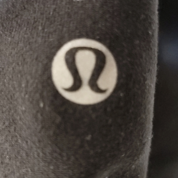 Black Lulu tank size 4, in good used condition. Comes with removable bra pads - Picture 2 of 4